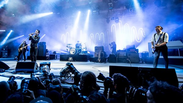 #RockThisDay - 12 Φεβρουαρίου: Η ροκ είναι το εμπορικότερο είδος μουσικής στην Αγγλία
