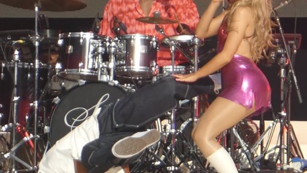 Η Sabrina Carpenter έλαμψε στο χριστουγεννιάτικο show της!