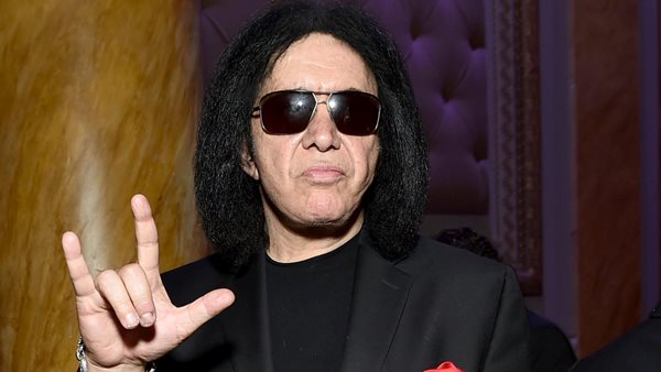 Ο Gene Simmons αναφέρεται στη σημασία της χρήσης προστατευτικής μάσκας