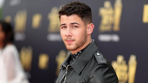 Θαυμάστρια "θώπευσε" τον Nick Jonas επί σκηνής