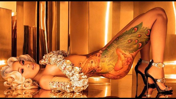 Yay or Nay; Η Cardi B ταίριαξε το outfit με το μαλλί της