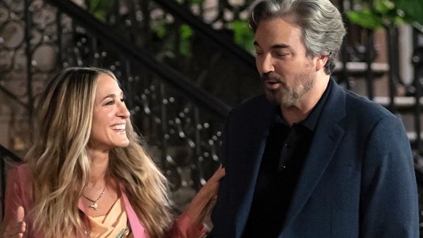"And Just Like That" - Το φιλί της Carrie που επιβεβαιώνει το νέο της αμόρε και το διαζύγιο με τον Mr.Big