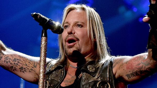 Vince Neil - Έσπασε μερικά πλευρά κατά τη διάρκεια live εμφάνισης