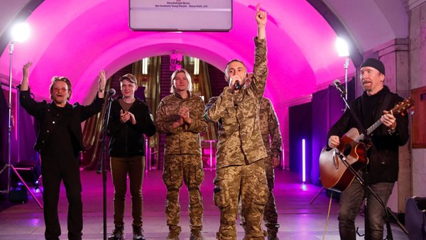 Bono & Edge ερμήνευσαν το "Stand by Me" σε καταφύγιο του Κιέβου