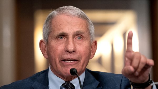 Ο Dr. Anthony Fauci απαντά στα viral tweets της Nicki Minaj για το εμβόλιο του κορονοϊού