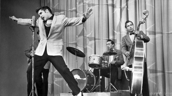 #RockThisDay - 5 Ιουνίου: Ο Elvis Presley προκαλεί φρενίτιδα με την εμφάνισή του στο "Milton Berle Show"