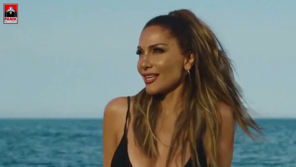 "Τα Καλοκαίρια Μου Μισά" - Ολοκαίνουριο single από τη Δέσποινα Βανδή μαζί με επίσημο music video