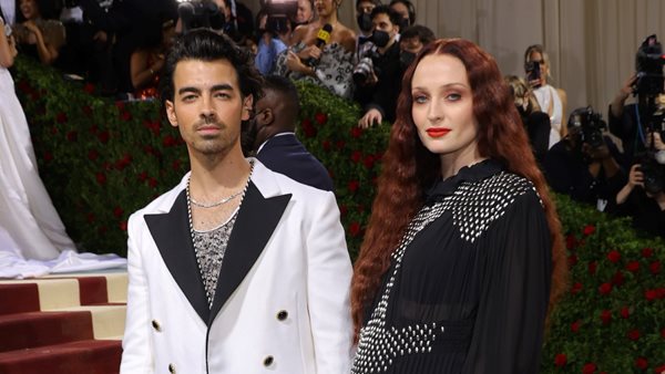 Η Sophie Turner μιλά πρώτη φορά για τη δεύτερη εγκυμοσύνη της