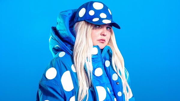 Η Tones & I παρουσίασε όχι ένα, αλλά δύο καινούρια singles