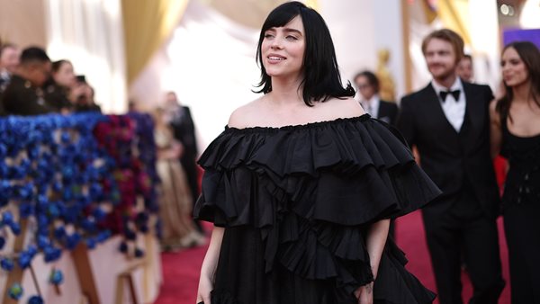 Billie Eilish - Πώς η νεαρή star έγραψε ιστορία με το Oscar για το "No Time To Die"