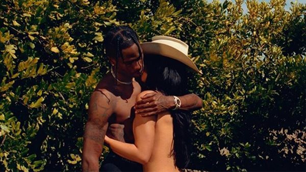 #Naked: H Kylie Jenner ολόγυμνη στο πλευρό του Travis Scott