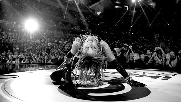 Miley Cyrus: "Νιώθω πως υπάρχει ελευθερία στη rock 'n' roll μουσική"