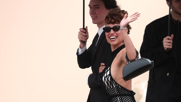 Ο Robbie Williams εκφράζει τον θαυμασμό του για την Raye.