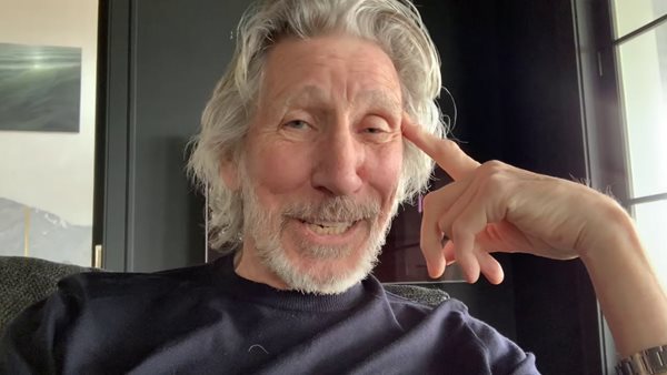 Ο Roger Waters θεωρεί πως είναι πολύ, πολύ, πολύ πιο σημαντικός από τον Weeknd και τον Drake