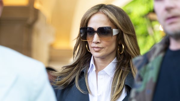 Jennifer Lopez με την κόρη της Emma για ψώνια στο Παρίσι.