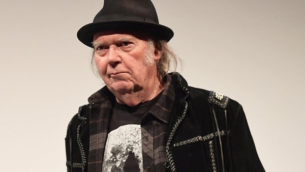 Ο Neil Young αφαιρεί τη μουσική του από το Spotify