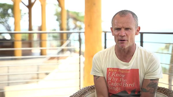Flea - Η κόρη του έπαιζε στον κήπο με το πρώτο Grammy των Red Hot Chili Peppers