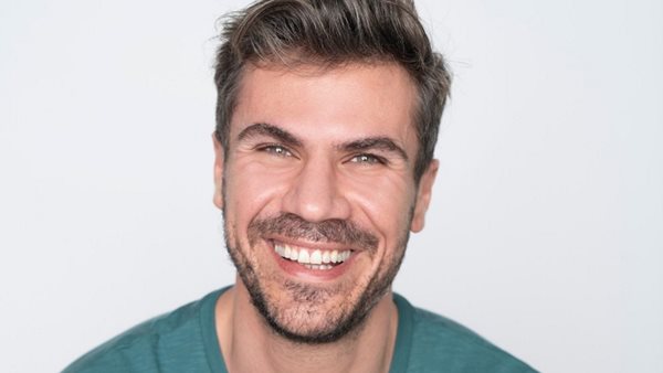 Πρωτοσέλιδο ο Άκης Πετρετζίκης στην Τουρκία