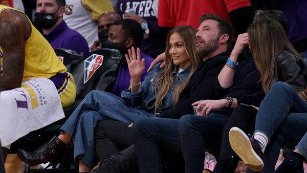 Yay or Nay; Το double denim look της Jennifer Lopez σε αγώνα του NBA