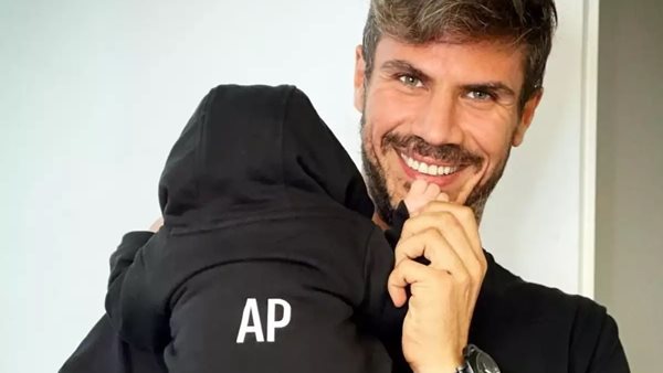 O Άκης Πετρετζικης μαζί με τον γιο του στα γυρίσματα του "Kitchen Lab"