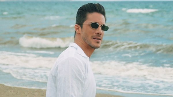 Νίκος Οικονομόπουλος: Στην κορυφή των iTunes μέσα σε 24 ώρες