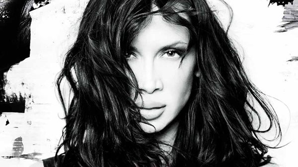 Η Πάολα παρουσιάζει το καινούριο της single "Έμαθα Να Μαθαίνω"