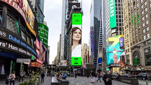 Η Χάρις Αλεξίου σε billboard στην Times Square της Νέας Υόρκης