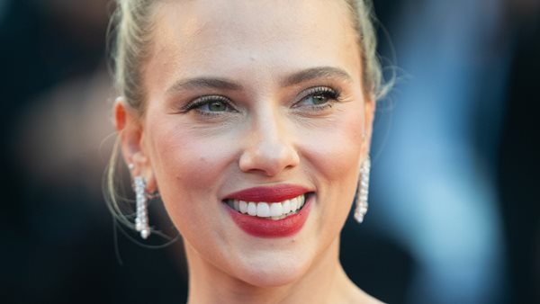 Εντυπωσιακή εμφάνιση Scarlett Johansson στο Φεστιβάλ Καννών.