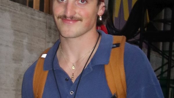 O κόσμος τραγουδάει "Beautiful Things" με τον Benson Boone!