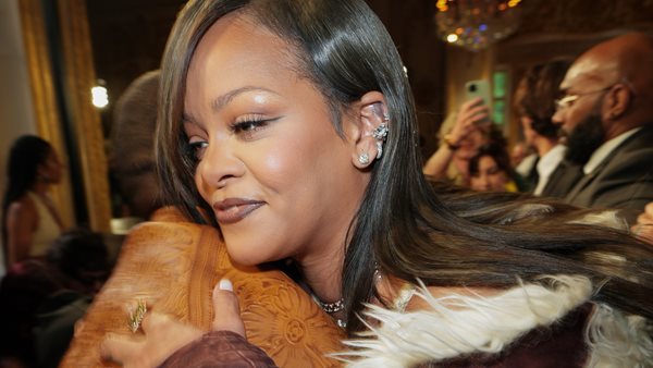 1,5 δις streams στο Spotify για το "Love On The Brain" !