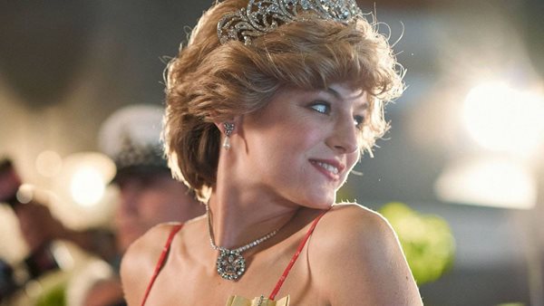 Η Mariah Carey έλαβε gift box της τηλεοπτικής σειράς The Crown