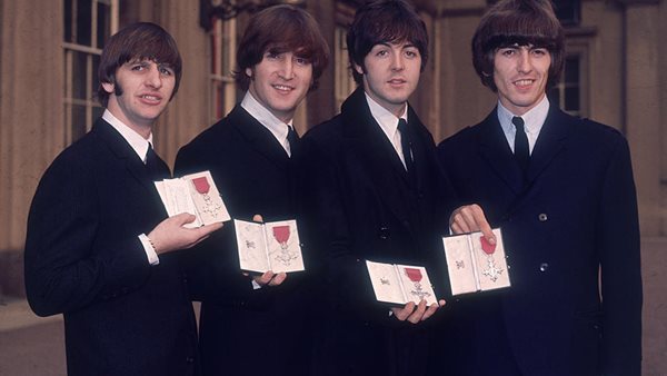#RockThisDay - 26 Οκτωβρίου: Η Βασίλισσα Ελισάβετ τιμά τους Beatles