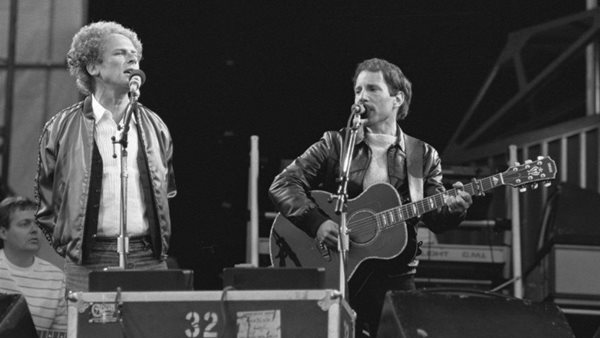 #RockThisDay - 21 Φεβρουαρίου: Οι Simon & Garfunkel πηγαίνουν κατευθείαν στο No.1 της Μ. Βρετανίας