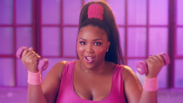 Lizzo - Η αντίδραση της μαμάς της στο χριστουγεννιάτικο δώρο της