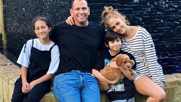 Η Jennifer Lopez φόρεσε την μάσκα της και βγήκε για ποδήλατο