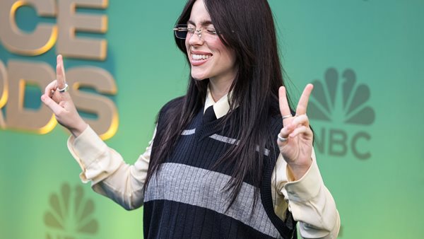 Πέταξαν αντικείμενο στην Billie Eilish ενώ τραγουδούσε!