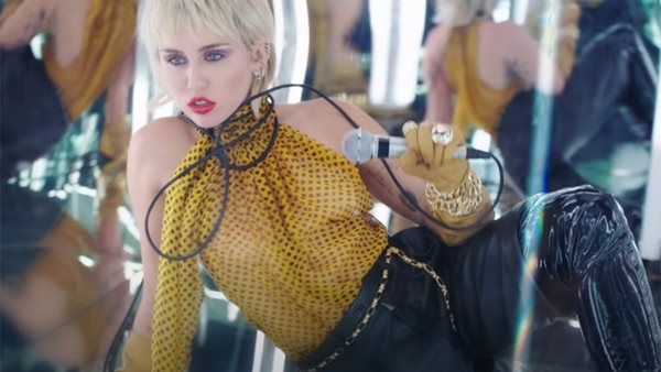 Η Miley Cyrus αποκάλυψε σεξισμό στα παρασκήνια των φετινών VMAs