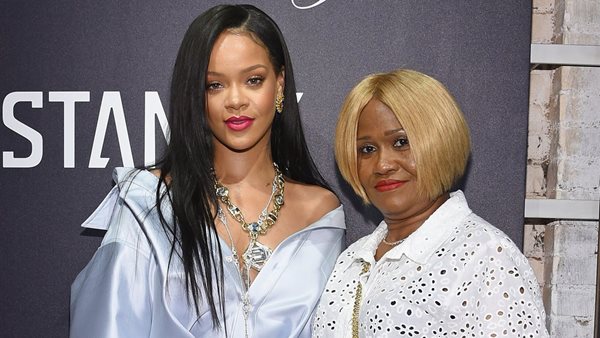 Οι συγκινητικές γενέθλιες ευχές της Rihanna στη μαμά της