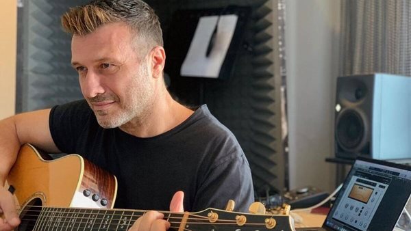 Γιάννης Πλούταρχος - Αποκάλυψε πώς διάλεξε το καλλιτεχνικό του όνομα