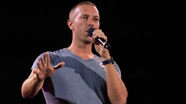 Chris Martin: "Ήμουν ομοφοβικός μέχρι να ανακαλύψω τη σεξουαλικότητά μου"