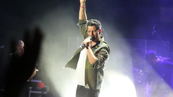 Σάκης Ρουβάς με αφοπλιστική σκηνική παρουσία και ενέργεια!