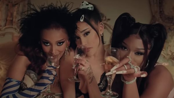 Το girls' night in της Ariana Grande στο νέο music video του "34+35 Remix"