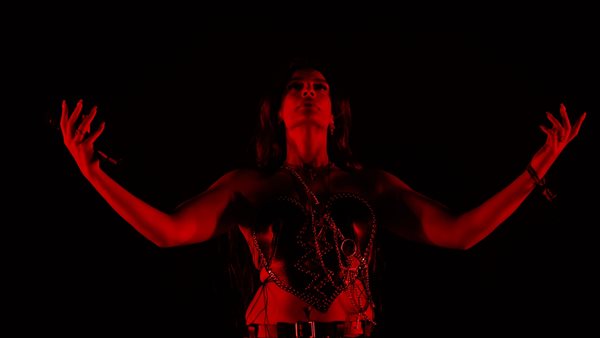 Ποιά είναι η γυναίκα πίσω από το TikTok viral "Alibi"