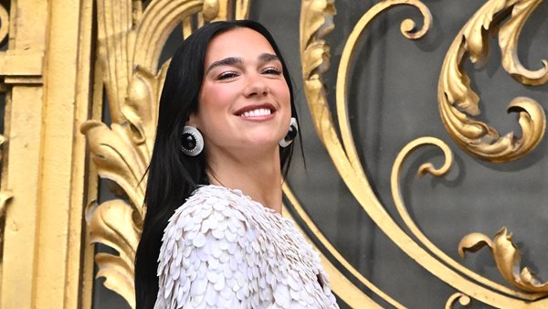 Dua Lipa και Karol G στο κόκκινο χαλί για Schiaparelli!