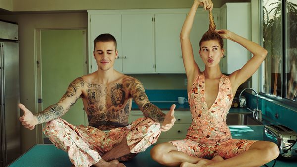 Η ρομαντική ανάρτηση της Hailey Bieber 1 χρόνο μετά τον αρραβώνα της με τον Justin