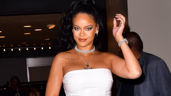 H Rihanna απαντά σε fan που τρολάρει το μέτωπό της