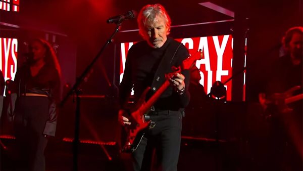 "Another Brick in the Wall" - Η εμφάνιση του Roger Waters στο τηλεοπτικό show του Colbert
