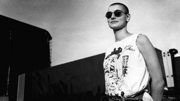Όταν η Sinead O’Connor ζητούσε δημόσια από τον κόσμο "να σταματήσει να την πληγώνει"