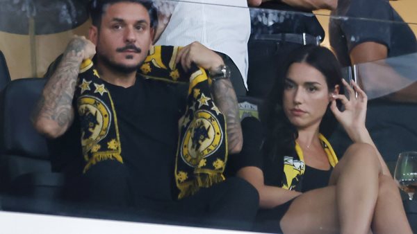 O Σταν και η αγαπημένη του στο γήπεδο της ΑΕΚ