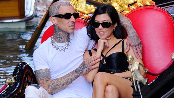 Kourtney Kardashian & Travis Barker αντιδρούν στην απόλυτη παρωδία του επερχόμενου γάμου τους